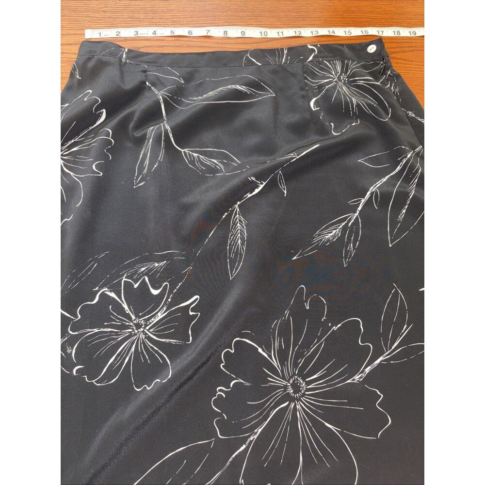 Notations Clothing Co Women’s Skirt  Black/White  Flower Print XL